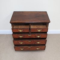OAK CHEST OF DRAWERS (WILLIAM & MARY PERIOD)