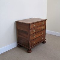 WALNUT CHEST OF DRAWERS (QUEEN ANNE PERIOD)