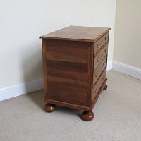 WALNUT CHEST OF DRAWERS (QUEEN ANNE PERIOD)